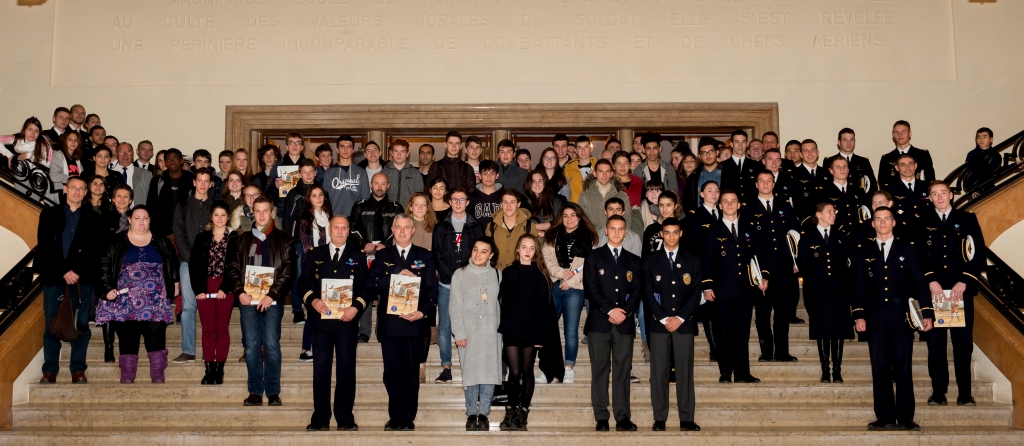 Remise des prix Saint-Exupéry "l'envol de la jeunesse". Photo de groupe réalisée le 9 décembre 2015 en salle des marbres du Bâtiment de Direction et d'Enseignement (BDE), de l'École de l'air de Salon-de-Provence.