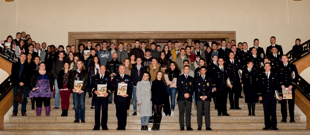 Remise des prix Saint-Exupéry "l'envol de la jeunesse". Photo de groupe réalisée le 9 décembre 2015 en salle des marbres du Bâtiment de Direction et d'Enseignement (BDE), de l'École de l'air de Salon-de-Provence.