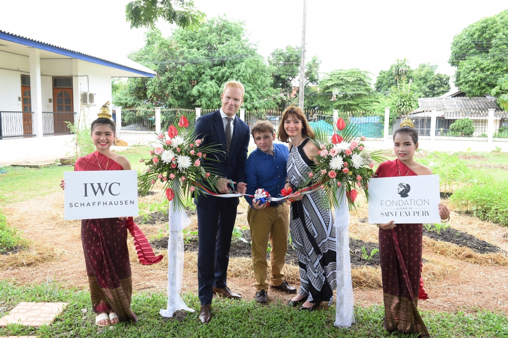 Matthieu Dupont, Directeur d’IWC Asie du Sud-Est, Simon Martin, Directeur de l’école du HCTC, et Hélène Pichon, membre du comité de parrainage de la Fondation Antoine de Saint Exupéry pour la jeunesse.