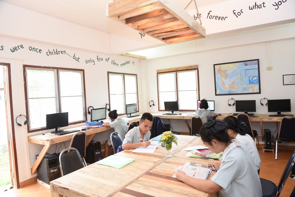 HANDOUT  Mae Sot/Thailand, 27 June, 2016: Students hard at work at the new media laboratory at the the Hospitality & Catering Training Centre (HCTC) in Mae Sot in north-west Thailand. (PHOTOPRESS/IWC)