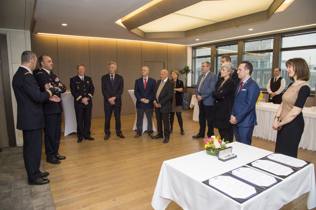 Signature d'une convention entre l'Armee de l'Air (representee par le General Andre Lanata, CEMAA) et la Fondation "Antoine de Saint-Exupery pour la Jeunesse" (representee par M. Francois d'Agay, president).