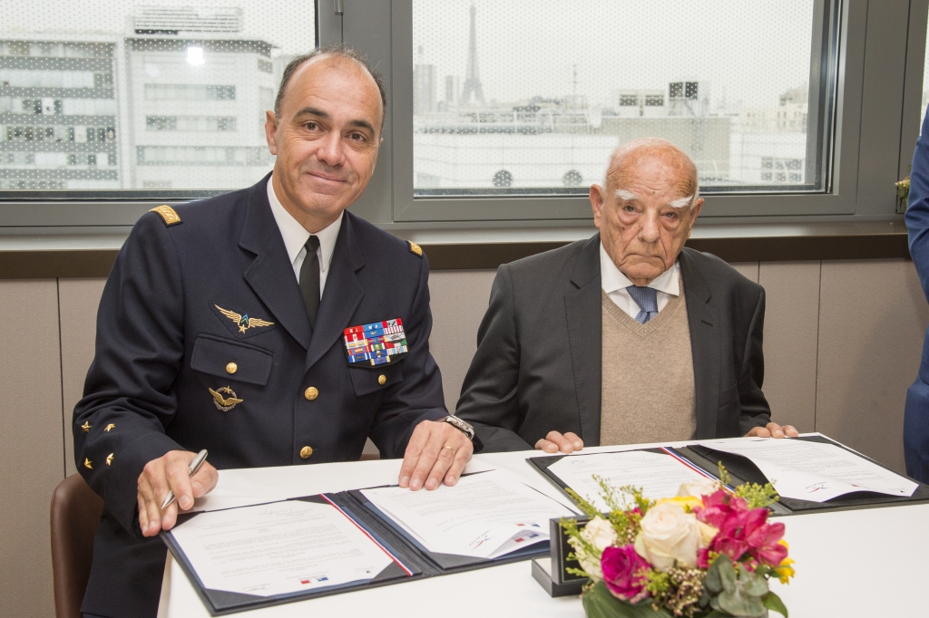 Signature d'une convention entre l'Armee de l'Air (representee par le General Andre Lanata, CEMAA) et la Fondation "Antoine de Saint-Exupery pour la Jeunesse" (representee par M. Francois d'Agay, president).