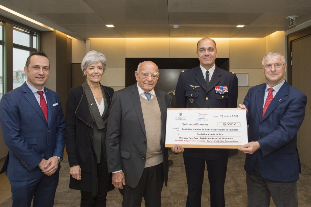 Signature d'une convention entre l'Armee de l'Air (representee par le General Andre Lanata, CEMAA) et la Fondation "Antoine de Saint-Exupery pour la Jeunesse" (representee par M. Francois d'Agay, president).