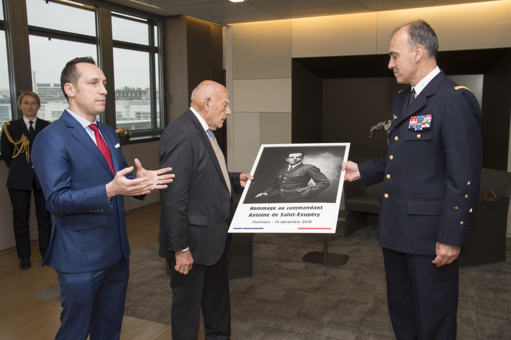 Signature d'une convention entre l'Armee de l'Air (representee par le General Andre Lanata, CEMAA) et la Fondation "Antoine de Saint-Exupery pour la Jeunesse" (representee par M. Francois d'Agay, president).