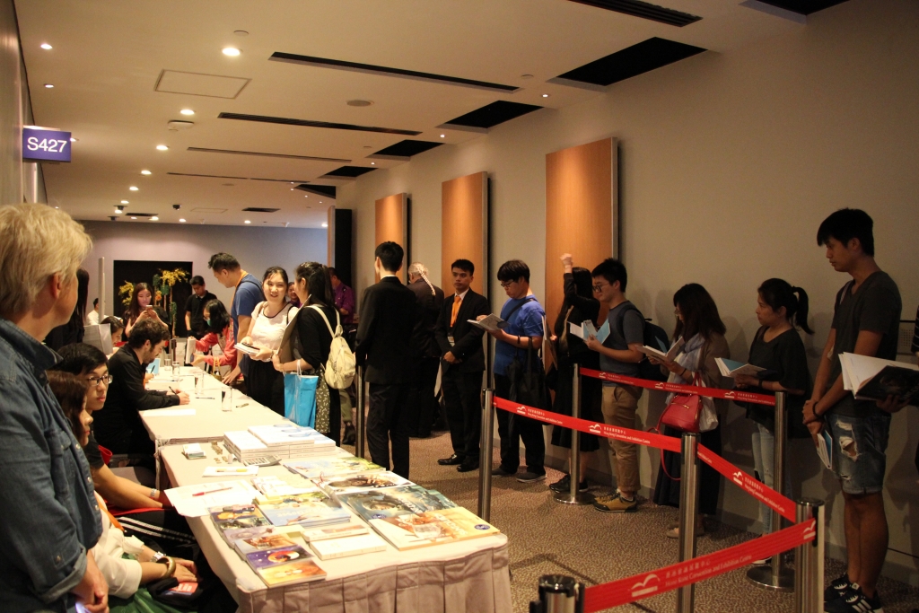 04-CEDRIC_FERNANDEZ_DEDICACE_SES_ALBUMS_AU_SALON_DU_LIVRE_DE_HONG_KONG